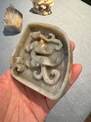 Een Chinese zeepstenen en een kristallen figuur van Guanyin en een jade 'chilong' plaquette, 19e eeuw — foto 3