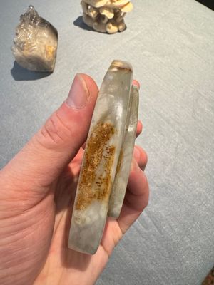 Een Chinese zeepstenen en een kristallen figuur van Guanyin en een jade 'chilong' plaquette, 19e eeuw — foto 4