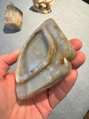 Een Chinese zeepstenen en een kristallen figuur van Guanyin en een jade 'chilong' plaquette, 19e eeuw — foto 6