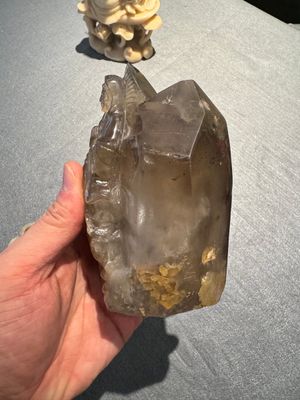 Een Chinese zeepstenen en een kristallen figuur van Guanyin en een jade 'chilong' plaquette, 19e eeuw — foto 9