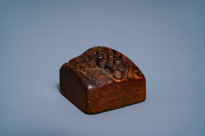 Een Chinese zegelstempel in bamboewortel, Republiek