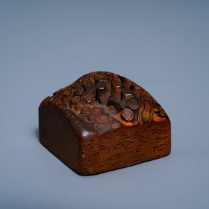 Een Chinese zegelstempel in bamboewortel, Republiek — foto 1