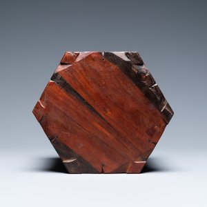Een Chinese zeshoekige penselenbeker in 'huali' hout, 18/19e eeuw — foto 7