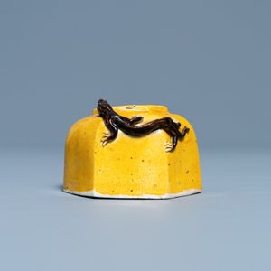 Een Chinese zeskantige jaune biscuit penselenwasser met opgelegde aubergine-geglazuurde draak, Kangxi — foto 2