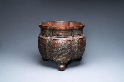 Een Chinese zeslobbige bronzen jardinière met vergulde spatten, 19/20e eeuw