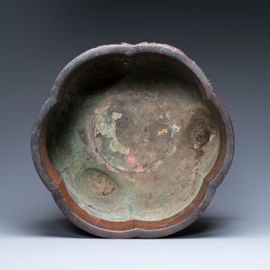 Een Chinese zeslobbige bronzen jardinière met vergulde spatten, 19/20e eeuw — foto 6