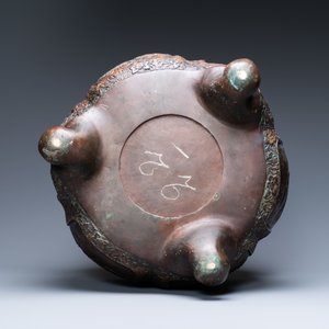 Een Chinese zeslobbige bronzen jardinière met vergulde spatten, 19/20e eeuw — foto 7