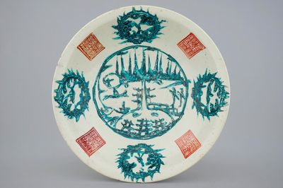 Een Chinese Zhangzhou of Swatow schotel met "Gespleten Pagode", Ming