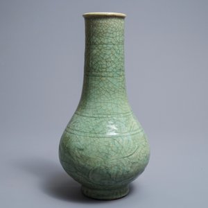 Een Chinese Zhejiang celadon-groene vaas met onderglazuur decor, Ming — foto 2
