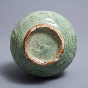 Een Chinese Zhejiang celadon-groene vaas met onderglazuur decor, Ming — foto 5
