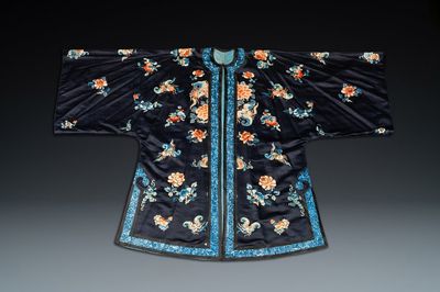 Een Chinese zijden damesmantel met vlinders en bloemen, 19e eeuw