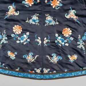 Een Chinese zijden damesmantel met vlinders en bloemen, 19e eeuw — foto 3