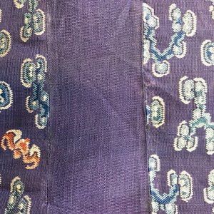 Een Chinese zijden 'jifu' mantel met vijfklauwige draken met paarse fondkleur, 19e eeuw — foto 13