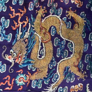 Een Chinese zijden 'jifu' mantel met vijfklauwige draken met paarse fondkleur, 19e eeuw — foto 25