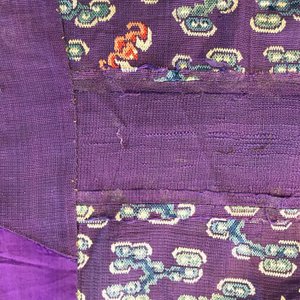 Een Chinese zijden 'jifu' mantel met vijfklauwige draken met paarse fondkleur, 19e eeuw — foto 32
