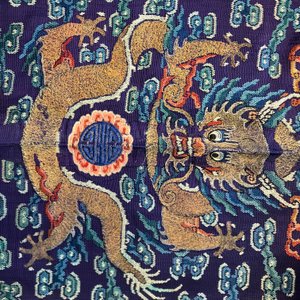 Een Chinese zijden 'jifu' mantel met vijfklauwige draken met paarse fondkleur, 19e eeuw — foto 33