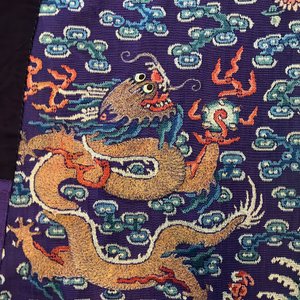 Een Chinese zijden 'jifu' mantel met vijfklauwige draken met paarse fondkleur, 19e eeuw — foto 34