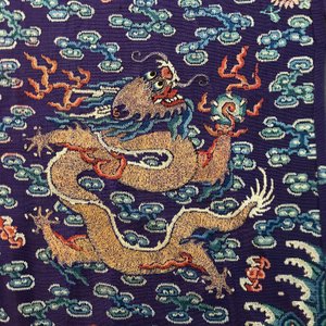 Een Chinese zijden 'jifu' mantel met vijfklauwige draken met paarse fondkleur, 19e eeuw — foto 37