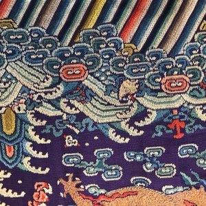 Een Chinese zijden 'jifu' mantel met vijfklauwige draken met paarse fondkleur, 19e eeuw — foto 41