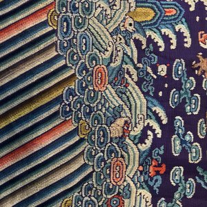Een Chinese zijden 'jifu' mantel met vijfklauwige draken met paarse fondkleur, 19e eeuw — foto 43