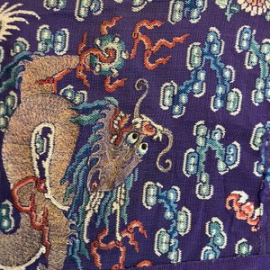 Een Chinese zijden 'jifu' mantel met vijfklauwige draken met paarse fondkleur, 19e eeuw — foto 47