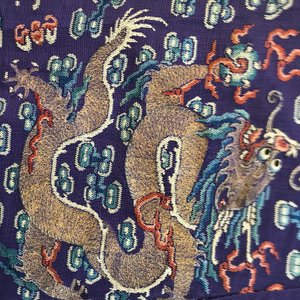 Een Chinese zijden 'jifu' mantel met vijfklauwige draken met paarse fondkleur, 19e eeuw — foto 48