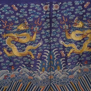 Een Chinese zijden 'jifu' mantel met vijfklauwige draken met paarse fondkleur, 19e eeuw — foto 5