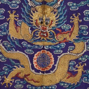 Een Chinese zijden 'jifu' mantel met vijfklauwige draken met paarse fondkleur, 19e eeuw — foto 9