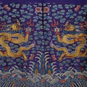 Een Chinese zijden 'jifu' mantel met vijfklauwige draken met paarse fondkleur, 19e eeuw — foto 10