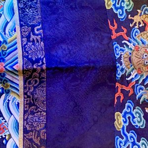 Een Chinese zijden 'jifu' mantel met vijfklauwige draken met turquoise fondkleur, 19e eeuw — foto 14