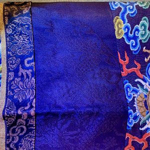 Een Chinese zijden 'jifu' mantel met vijfklauwige draken met turquoise fondkleur, 19e eeuw — foto 16