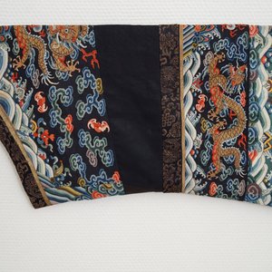 Een Chinese zijden 'jifu' mantel met vijfklauwige draken met turquoise fondkleur, 19e eeuw — foto 2