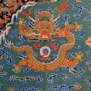 Een Chinese zijden 'jifu' mantel met vijfklauwige draken met turquoise fondkleur, 19e eeuw — foto 27