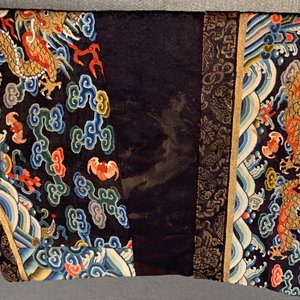 Een Chinese zijden 'jifu' mantel met vijfklauwige draken met turquoise fondkleur, 19e eeuw — foto 31
