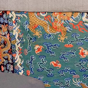 Een Chinese zijden 'jifu' mantel met vijfklauwige draken met turquoise fondkleur, 19e eeuw — foto 32
