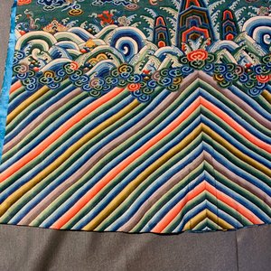 Een Chinese zijden 'jifu' mantel met vijfklauwige draken met turquoise fondkleur, 19e eeuw — foto 40