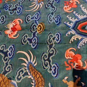 Een Chinese zijden 'jifu' mantel met vijfklauwige draken met turquoise fondkleur, 19e eeuw — foto 43