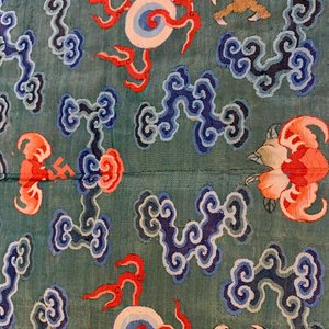 Een Chinese zijden 'jifu' mantel met vijfklauwige draken met turquoise fondkleur, 19e eeuw — foto 44