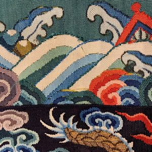 Een Chinese zijden 'jifu' mantel met vijfklauwige draken met turquoise fondkleur, 19e eeuw — foto 48