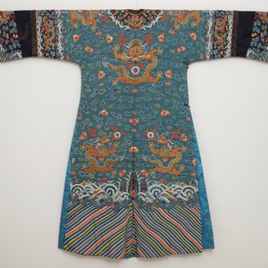 Een Chinese zijden 'jifu' mantel met vijfklauwige draken met turquoise fondkleur, 19e eeuw — foto 5