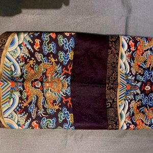 Een Chinese zijden 'jifu' mantel met vijfklauwige draken met turquoise fondkleur, 19e eeuw — foto 7