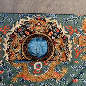 Een Chinese zijden 'jifu' mantel met vijfklauwige draken met turquoise fondkleur, 19e eeuw — foto 9