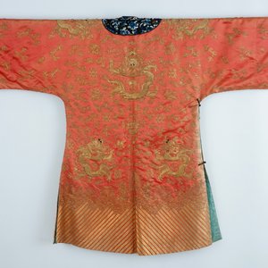 Een Chinese zijden mantel met geborduurd decor van draken, 19e eeuw — foto 2