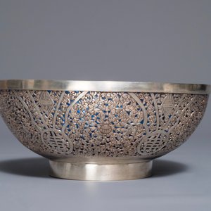 Een Chinese zilveren ajour bewerkte kom met blauw glazen binnenwerk, 19/20e eeuw — foto 2