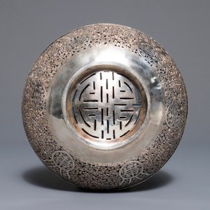 Een Chinese zilveren ajour bewerkte kom met blauw glazen binnenwerk, 19/20e eeuw — foto 6