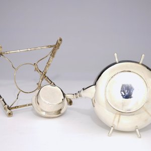 Een Chinese zilveren bouilloire op houder met brander, Wang Hing gemerkt, ca. 1900 — foto 3