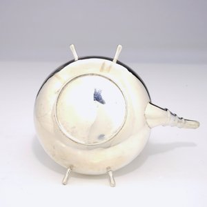 Een Chinese zilveren bouilloire op houder met brander, Wang Hing gemerkt, ca. 1900 — foto 4