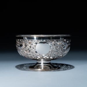 Een Chinese zilveren 'draken' tazza en een driepotige schotel met handvat, Sing Fat, Canton of Shanghai, 19/20e eeuw — foto 10