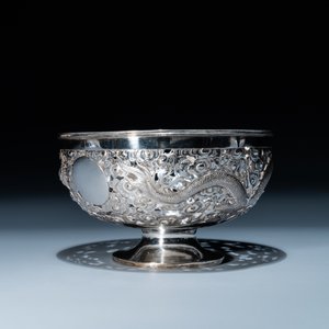 Een Chinese zilveren 'draken' tazza en een driepotige schotel met handvat, Sing Fat, Canton of Shanghai, 19/20e eeuw — foto 13