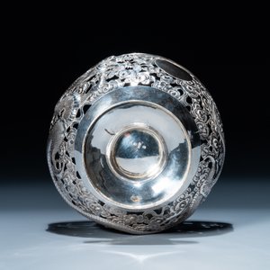 Een Chinese zilveren 'draken' tazza en een driepotige schotel met handvat, Sing Fat, Canton of Shanghai, 19/20e eeuw — foto 15
